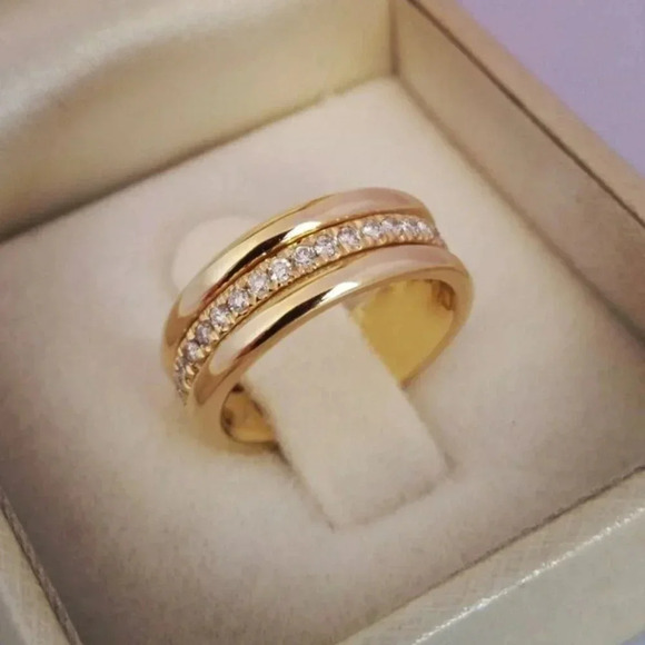 18k Gold Pave Diamond Ring Band - Picture 5 of 7